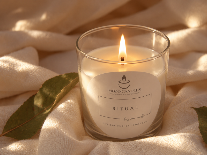 Alchimia Ritual accesa con stoppino in cotone e luce calda.