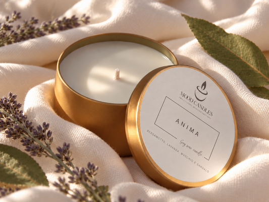 Aurea Anima con stoppino in cotone, contenitore dorato e dettagli di lavanda.