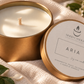 Aurea Aria, candela dorata con stoppino in cotone, agrumi, pesca, gelsomino e sandalo.