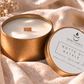 Candela Aurea Notte di Natale di Mood Candles con stoppino in legno largo, contenitore dorato e coperchio con note di cannella, chiodi di garofano e arancio.