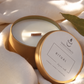 Aurea Ritual con stoppino in legno, contenitore dorato e note di cipresso, limone e cardamomo.