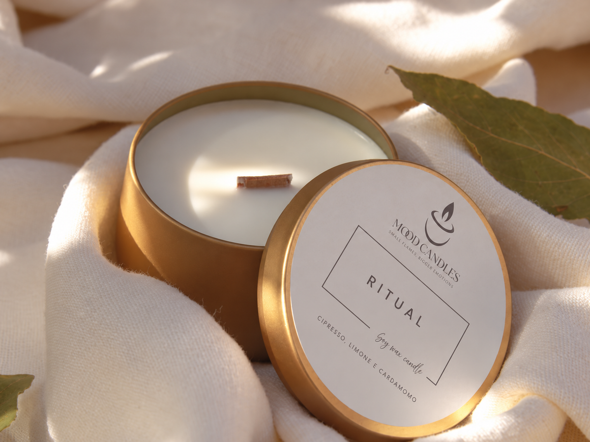 Aurea Ritual con stoppino in legno, contenitore dorato e note di cipresso, limone e cardamomo.
