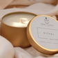 Aurea Ritual con stoppino in cotone, contenitore dorato e coperchio etichettato.