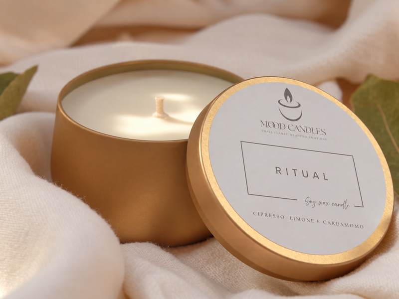 Aurea Ritual con stoppino in cotone, contenitore dorato e coperchio etichettato.