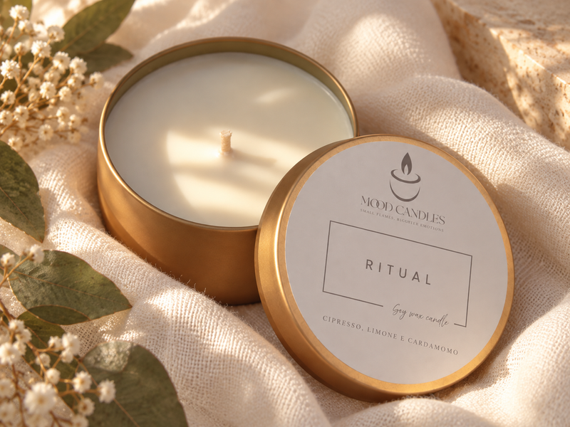 Aurea Ritual vista dall'alto con stoppino in cotone e dettagli botanici.