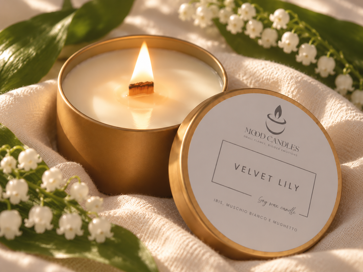 Aurea Velvet Lily accesa con stoppino in legno largo, iris, muschio bianco e mughetto.