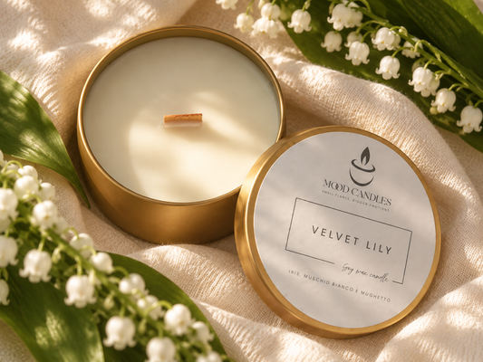 Aurea Velvet Lily vista dall'alto con stoppino in legno largo e mughetto.