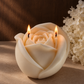 Belle accesa, candela scultorea a forma di rosa con due fiamme.
