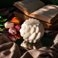 Minerva, candela Design accesa con fiamma calda in ambientazione editoriale.