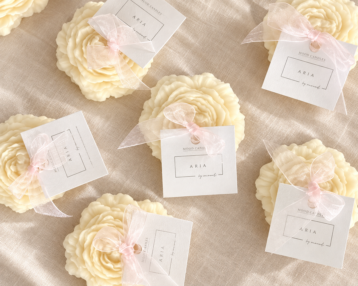 Rose in cera avorio con fiocchi rosa e cartoncini Mood Candles Aria